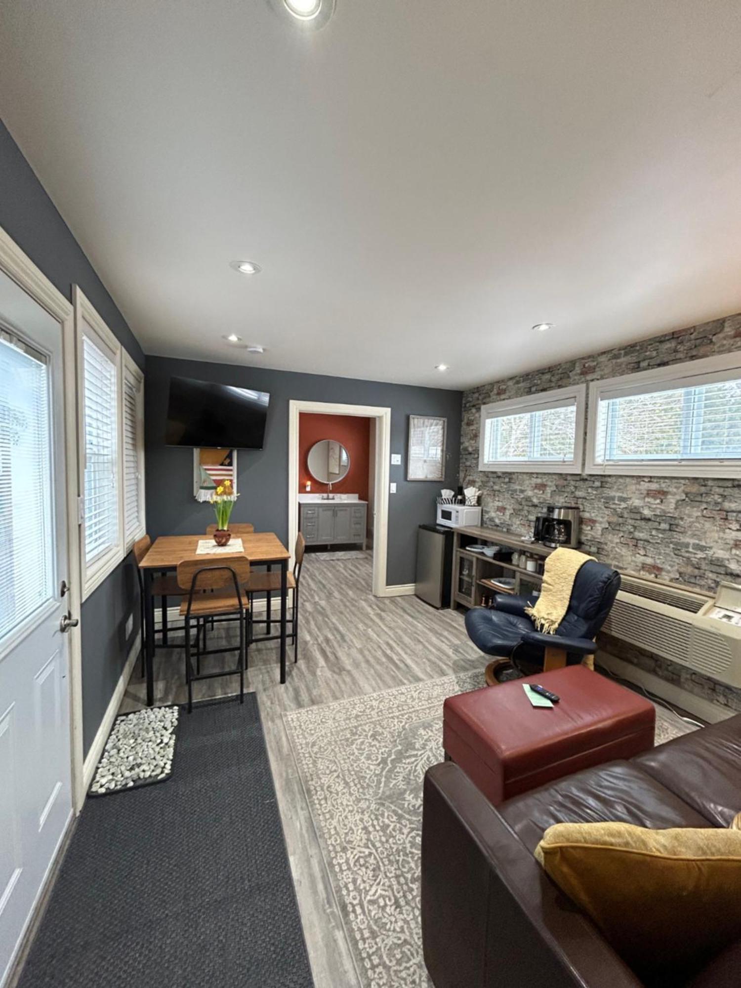 The Inn On Bay Gravenhurst Extérieur photo