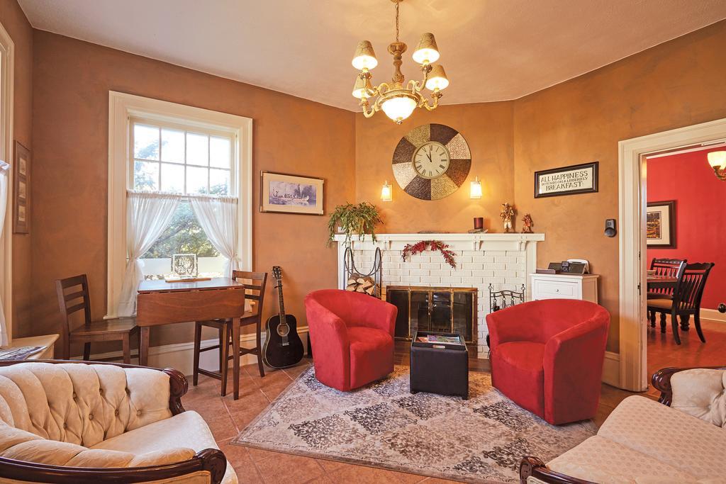 The Inn On Bay Gravenhurst Extérieur photo